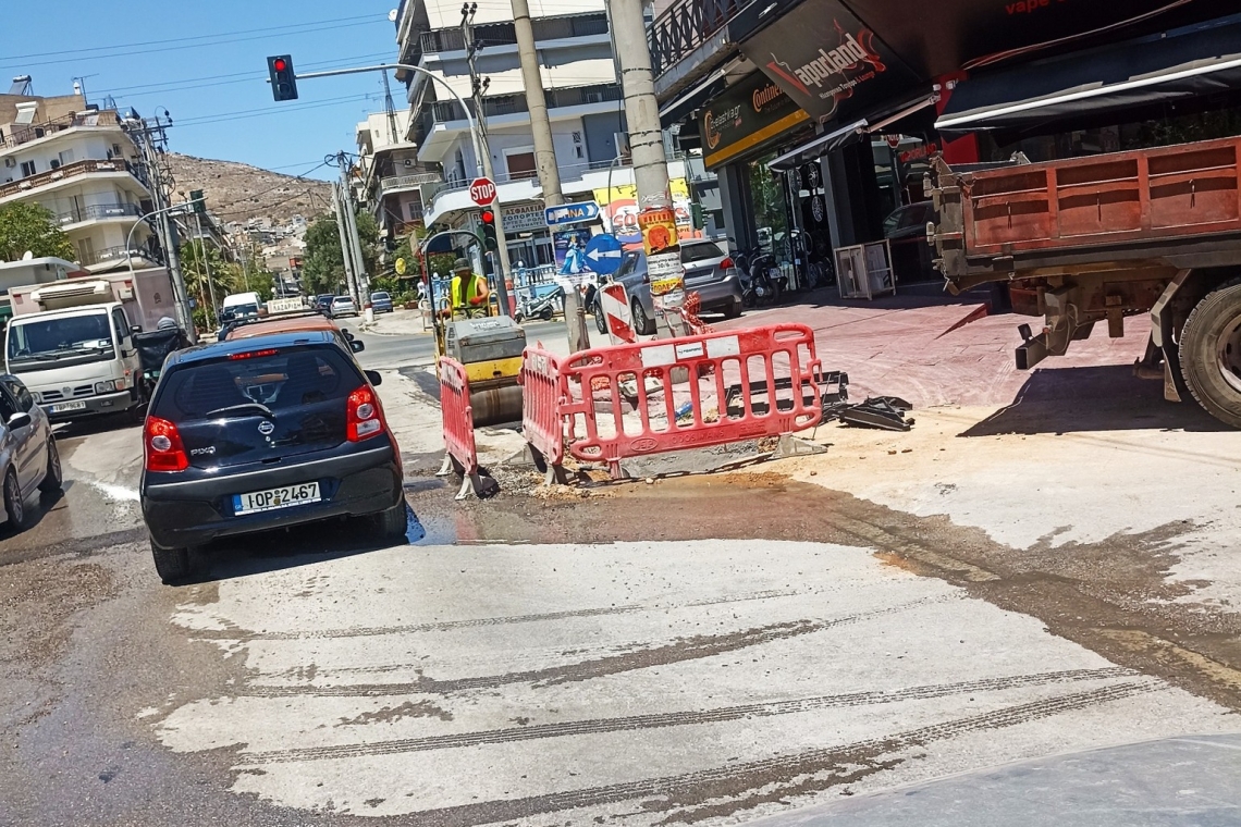 Nίκαια: Ιδιωτική εταιρεία "βομβαρδίζει" τους δρόμους αφήνοντας χωρίς νερό μια ολόκληρη περιοχή στη Νεάπολη