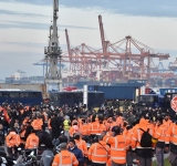 Πειραιάς: Μαζική κινητοποίηση στο λιμάνι για να εμποδιστεί η μεταφόρτωση στρατιωτικού χάλυβα για το Ισραήλ