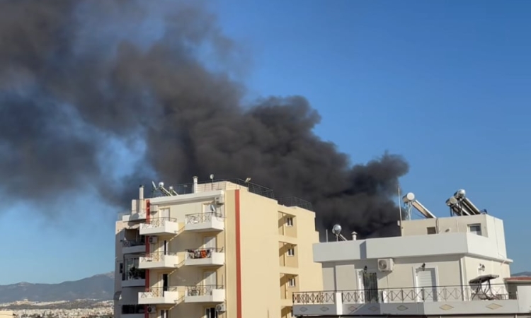 Μεγάλη φωτιά σε υπαίθριο χώρο στου Ρέντη