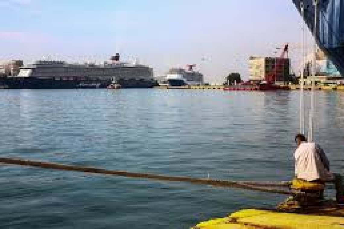 Σώος ο οδηγός του οχήματος που έπεσε στο λιμάνι του Πειραιά