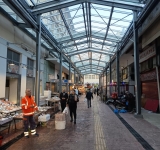 Πειραιάς: Δουλειές του... ποδαριού - Μπάζει νερά το στέγαστρο στην αγορά