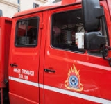 Κορυδαλλός: Γυναίκα απειλεί να πέσει από ταράτσα πολυκατοικίας