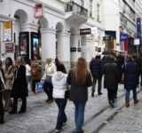 Aπό την Τρίτη το εορταστικό ωράριο των καταστημάτων
