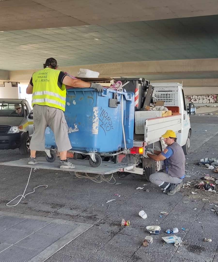 Επιχείρηση καθαρισμού στη γέφυρα του Κηφισού