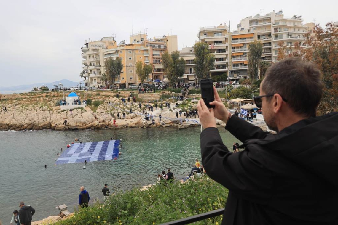 H ελληνική σημαία στη θάλασσα του Πειραιά για την Επέτειο της 25ης Μαρτίου