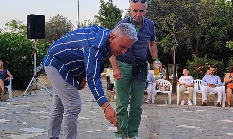 Με φλόγες και χορό αναβίωσε το Έθιμο του Κλήδονα σε Νίκαια και Ρέντη