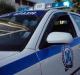 Συνελήφθη η 19χρονη αδελφή του 5χρονου αγοριού που το άφησαν μόνο του στο σπίτι στα Καμίνια