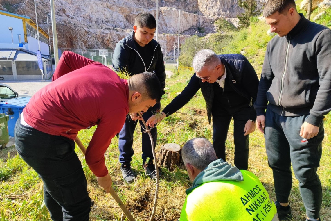 Νίκαια: Συμβολική δενδροφύτευση με τη συμμετοχή μαθητών