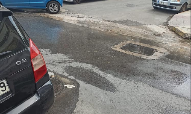 Κερατσίνι: Διαρροή αγωγού ΕΥΔΑΠ στη συμβολή των οδών Δεμερτζή και Αγ. Σοφίας